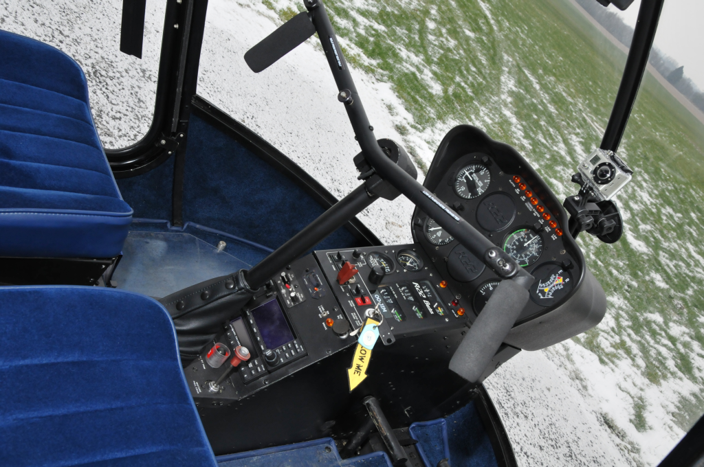 Cockpit d'hélicoptère en vol au-dessus des campagnes enneigées