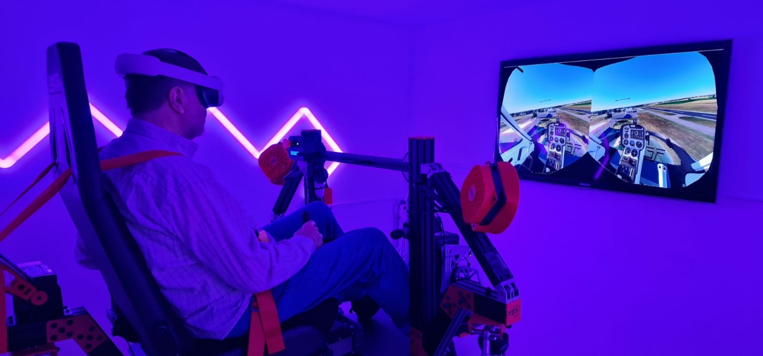 Simulateur de vol hélicoptère avec casque de réalité virtuelle et siège dynamique
