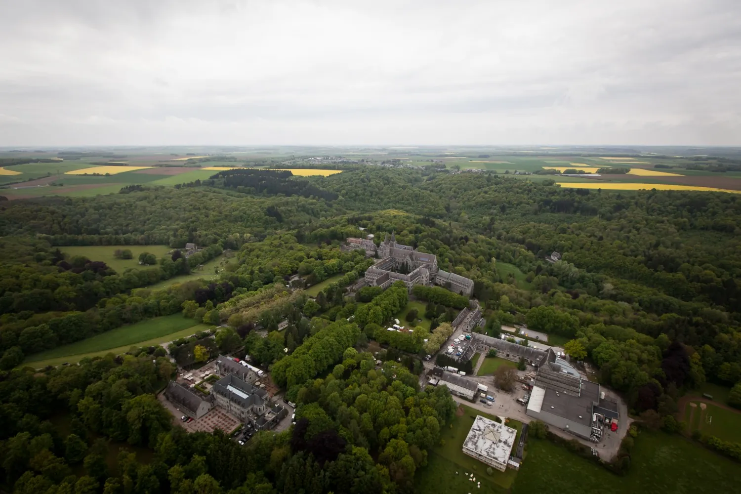 Vue aérienne de l'abbaye de Maredsous et des campagnes namuroises depuis l'hélicoptère